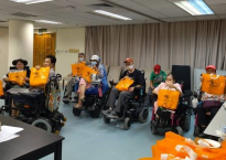 免费派发布口罩及洁手液